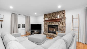 Smart TV, fireplace