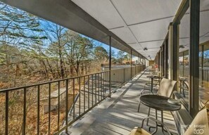 Terrace/patio - King Bed, WIFI, 50" Roku TV, Salt Water Pool (Eureka Springs)
