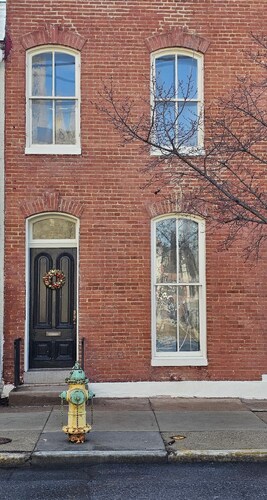 Charming 2-bedroom Baker Park townhome with WiFi, parking and patio in downtown