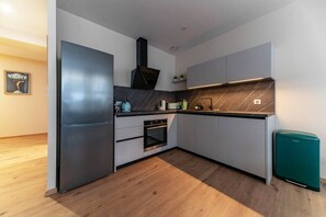 Kühlschrank, Mikrowelle, Ofen, Geschirrspüler