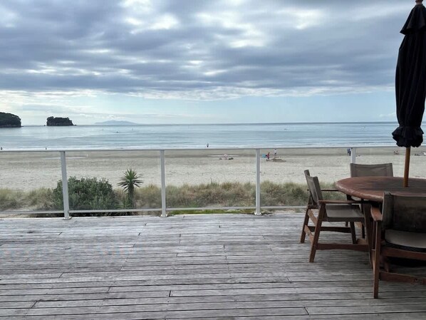 Outdoor dining - Hosts on the Coast Paradise on Pipi (Whangamata)
