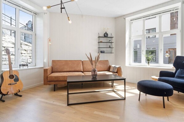 Apartment, 1 Schlafzimmer, barrierefrei, Terrasse | Wohnzimmer | Flachbildfernseher