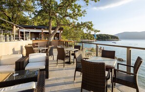 Outdoor dining - Cozy (sta)caravan in Glavotok with WiFi (Glavotok)