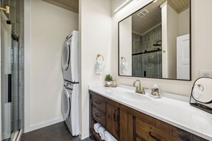 Shower, hair dryer, towels, soap - Secluded Tiny House Retreat with Hot Tub Near Knoxville (Sevier County)