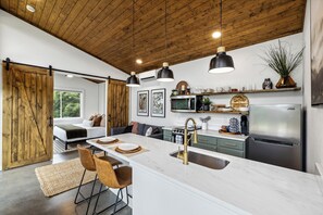 ثلاجة، ميكروويف، فرن، موقد طهي مسطح