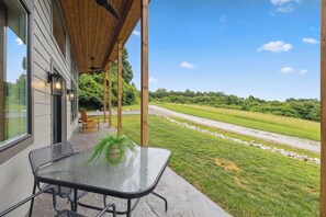 Outdoor dining - Secluded Tiny House Retreat with Hot Tub Near Knoxville (Sevier County)