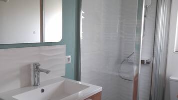 SĂšche-cheveux, savon, papier toilette