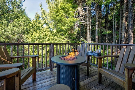 Property grounds. Seabrook Cabin- Private Hot Tub, Indoor & Outdoor Fires, 10 min. walk to town
