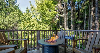 Seabrook Beach Cabin - Dog Friendly + Private Hot Tub + Walk to Town & Ocean