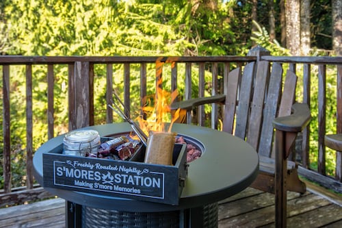 Seabrook Cabin- Private Hot Tub, Indoor & Outdoor Fires, 10 min. walk to town