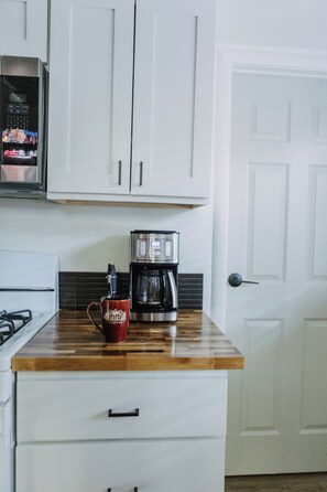Microondas, horno y placa de cocina