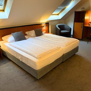 標準雙人房 | 書桌、手提電腦工作空間、免費 Wi-Fi、床單