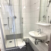 Ducha, toallas, jabón, shampoo