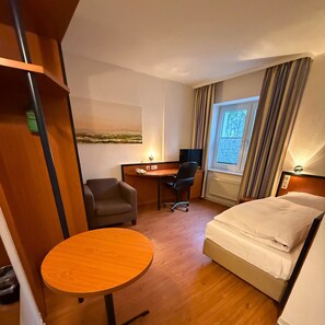 Desk, laptop workspace, free WiFi, bed sheets - KEYLESS Boardinghouse (Bielefeld)