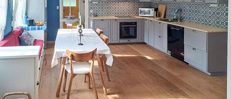 Fridge, oven, stovetop, dishwasher