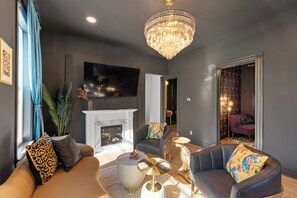 Smart TV, fireplace