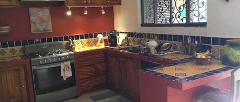 Een koelkast, een magnetron, eettafels