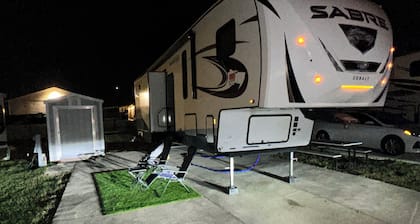 Cozy 5th Wheel Camper in peaceful Haines City