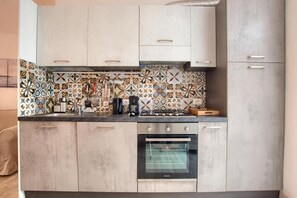 Fridge, oven, stovetop, dishwasher - House in downtown near the sea with elevator and wifi (IMPERIA)