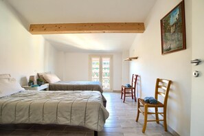 2 bedrooms, desk, iron/ironing board, WiFi - House in downtown near the sea with elevator and wifi (IMPERIA)