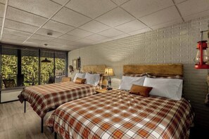 1 bedroom, iron/ironing board, WiFi, bed sheets - 2 Queen Beds| WIFI | 50" Roku TV |Salt Water Pool (Eureka Springs)