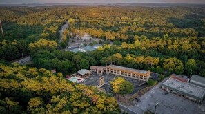 Exterior - 2 Queen Beds| WIFI | 50" Roku TV |Salt Water Pool (Eureka Springs)