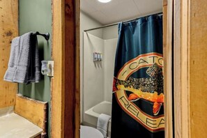 Shower, towels, toilet paper - 2 Queen Beds WIFI Roku TV Salt Water Pool (Eureka Springs)