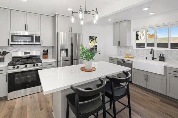 Kjøleskap, mikrobølgeovn, ovn og kokeplater