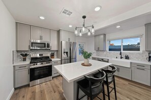 Fridge, microwave, oven, stovetop - San Diego Lux: 5Bedroom/Remodeled/Solar Heated Pool/Spa/GameRoom/Grill/Workspace (San Diego)