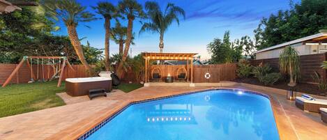 Una piscina al aire libre, una piscina climatizada