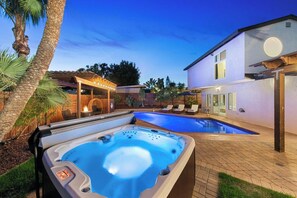 Utendørsbasseng og et oppvarmet basseng