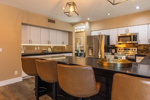 Fridge, microwave, oven, stovetop - Spacious 5-bedroom house with WiFi, AC in fantastic Scottsdale (Scottsdale)