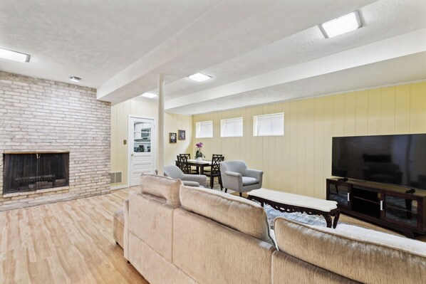 Smart TV - Beautiful 1 bedroom Basement marvelous Downtown Silver Spring (Silver Spring)