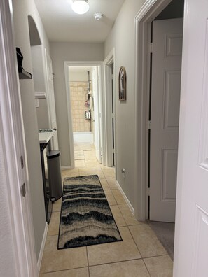 Hårtork, handdukar, tvål och schampo