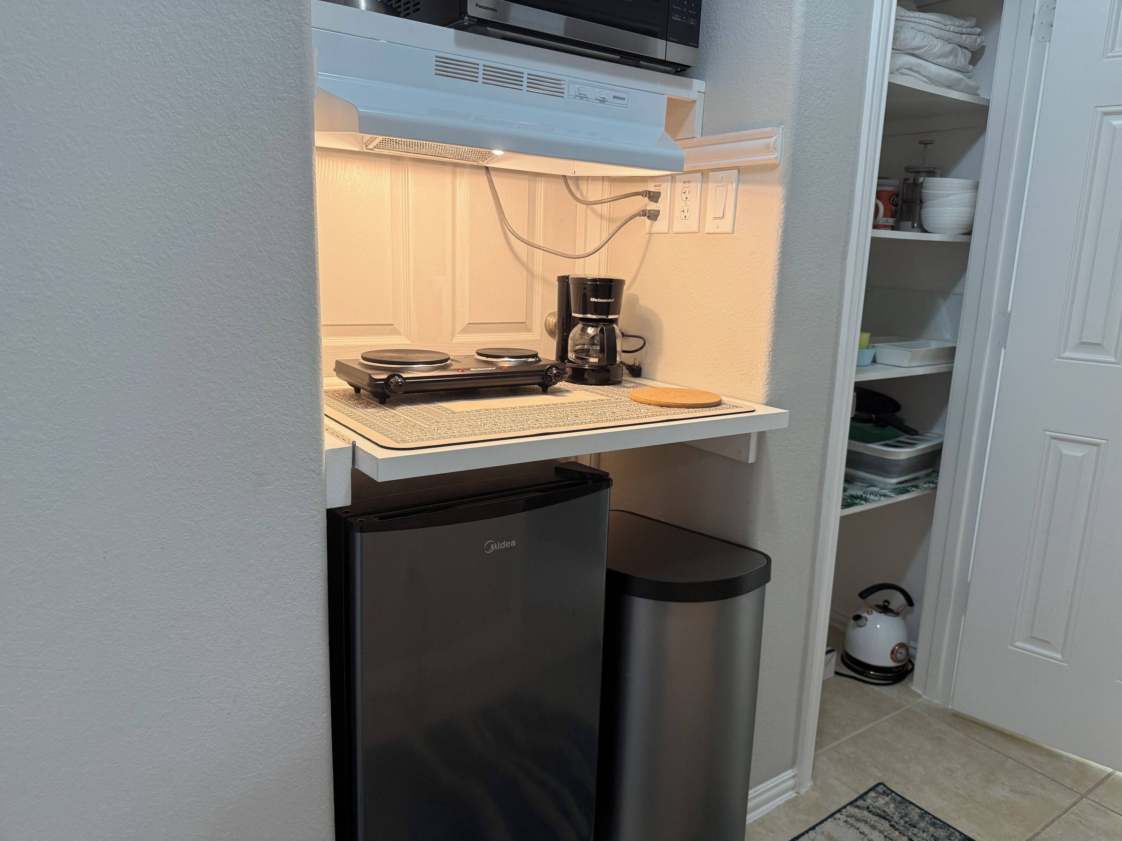 Kühlschrank, Mikrowelle, Herdplatte, Wasserkocher mit Kaffee-/Teezubehör