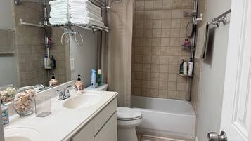 Secador de pelo, toallas, jabón y champú