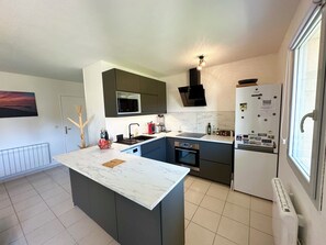 Réfrigérateur, plaque de cuisson, cafetiÚre/bouilloire