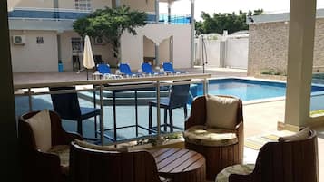 Una piscina al aire libre