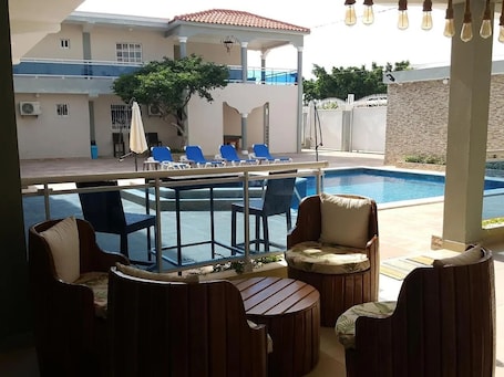 Una piscina al aire libre