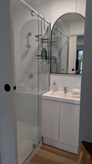Hair dryer, towels - Birdwatcher's Oasis | Tiny Home | Cassowary Visitors (Kuranda)