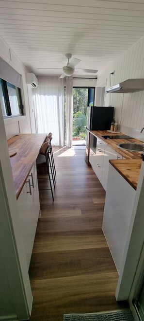 Fridge, microwave, stovetop, coffee/tea maker - Birdwatcher's Oasis | Tiny Home | Cassowary Visitors (Kuranda)