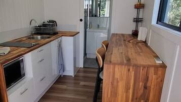 Køleskab, mikrobølgeovn, kogeplade, kaffe-/temaskine
