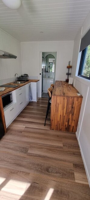 Réfrigérateur, micro-ondes, plaque de cuisson, cafetière/bouilloire