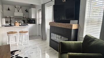 Smart TV, fireplace, books, music library