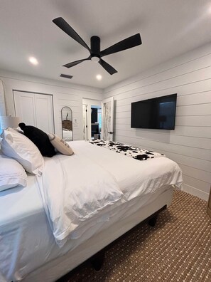 2 bedrooms, in-room safe, desk, iron/ironing board