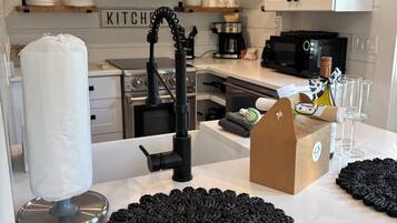 冰箱、微波炉、烤箱、炉灶