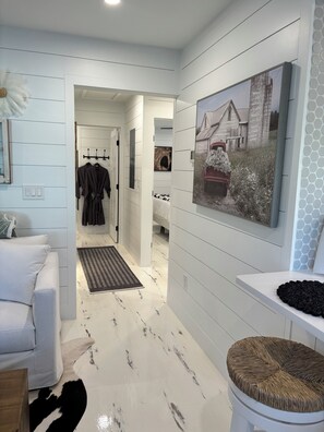 2 sovrum, värdeförvaringsskåp på rummet och skrivbord