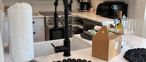 Réfrigérateur, four à micro-ondes, un four, surface de cuisson