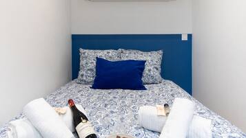 2 chambres, bureau, fer et planche Ă repasser, lit parapluie