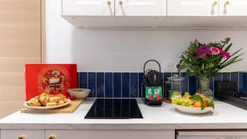 Réfrigérateur, micro-ondes, plaque de cuisson, lave-vaisselle